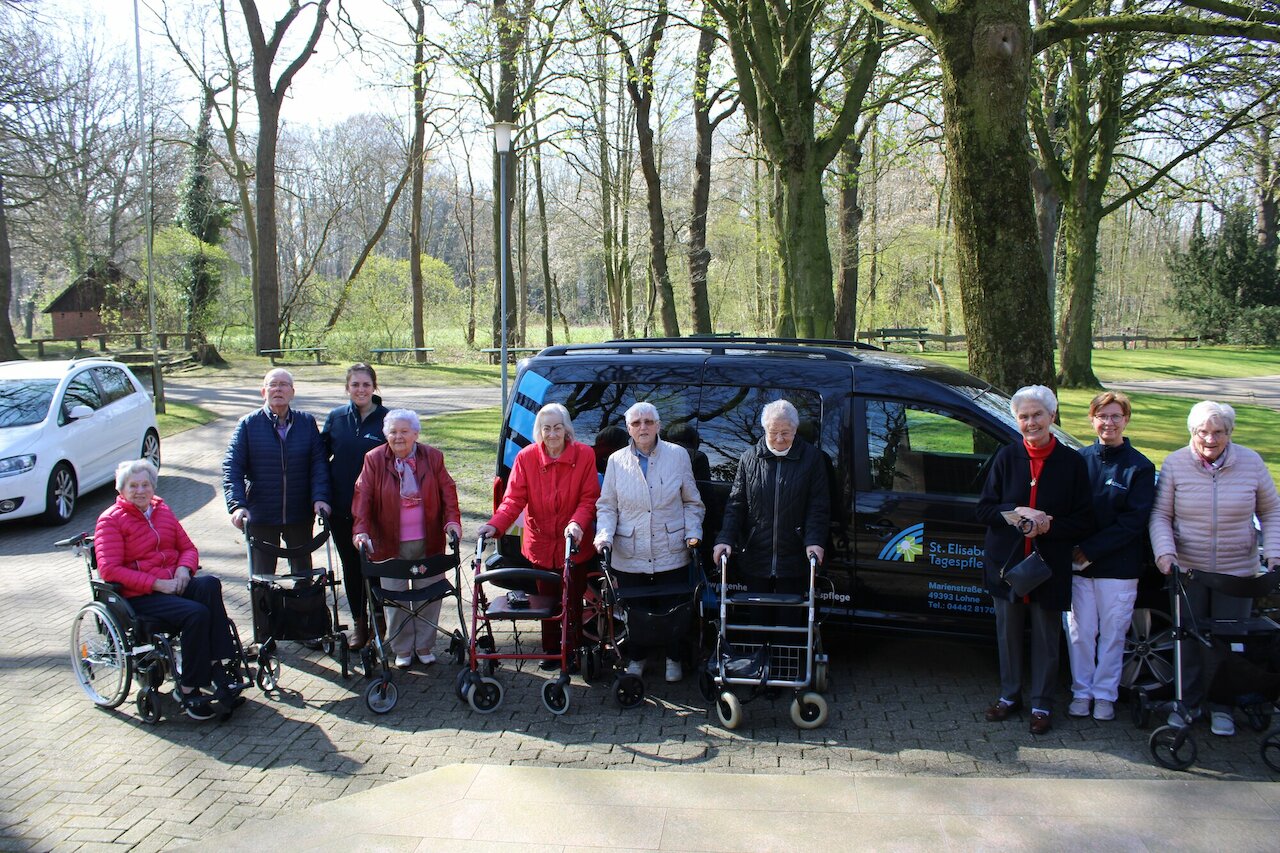 Kreuzweg und Friedenskerzen in St. Anna-Klus Image 1