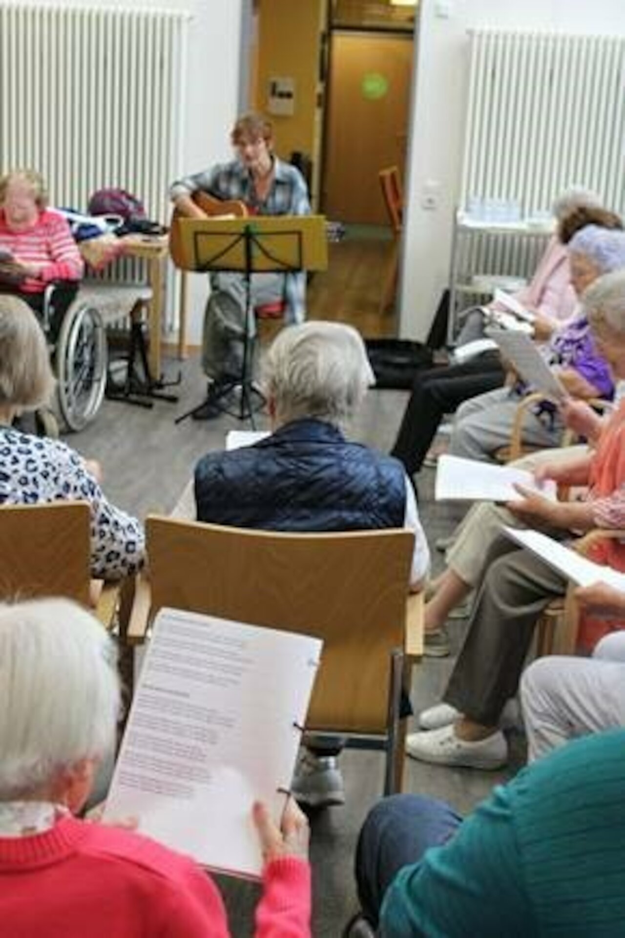 Gemeinsames Singen im Foyer