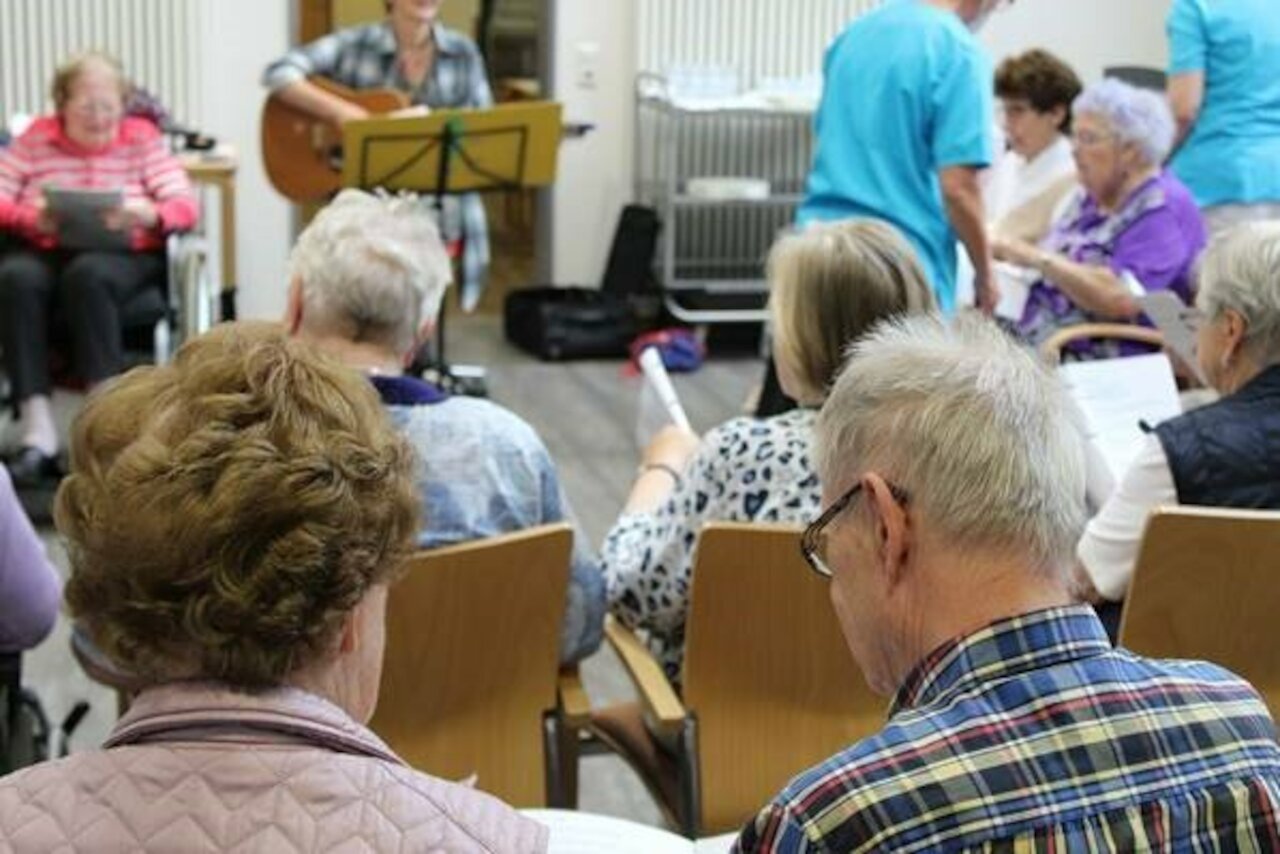 Gemeinsames Singen im Foyer Image 2