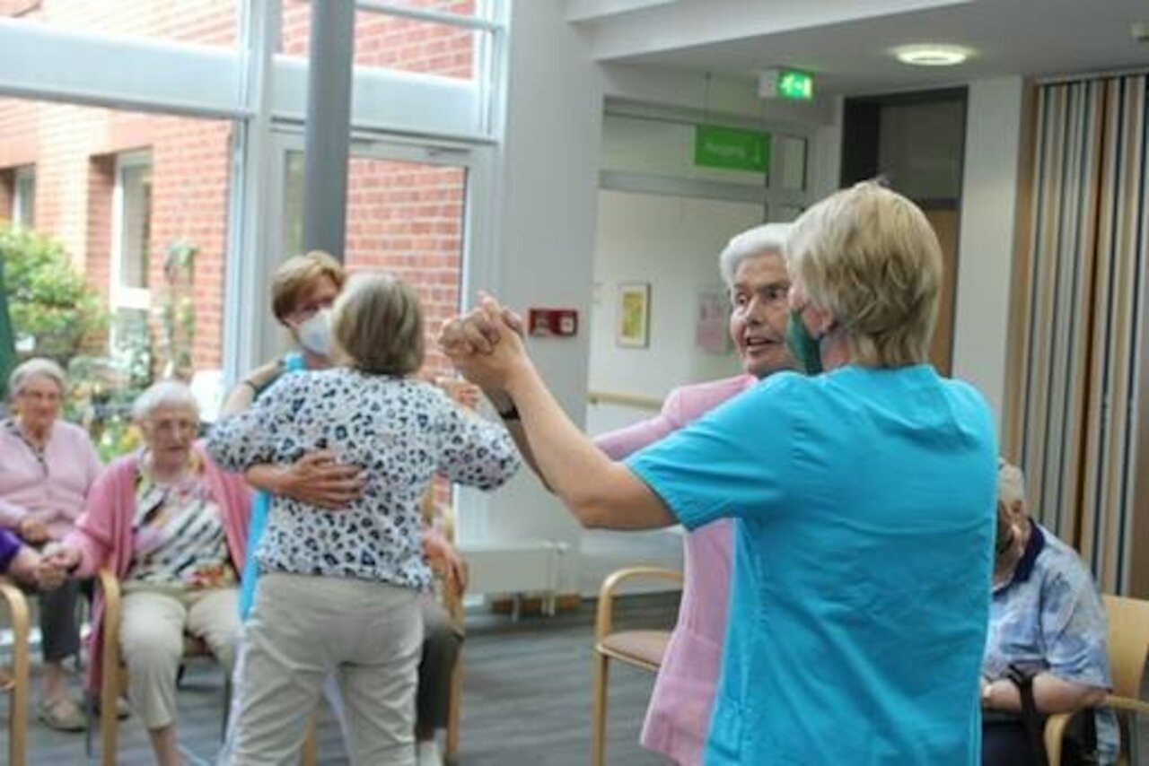 Gemeinsames Singen im Foyer Image 3