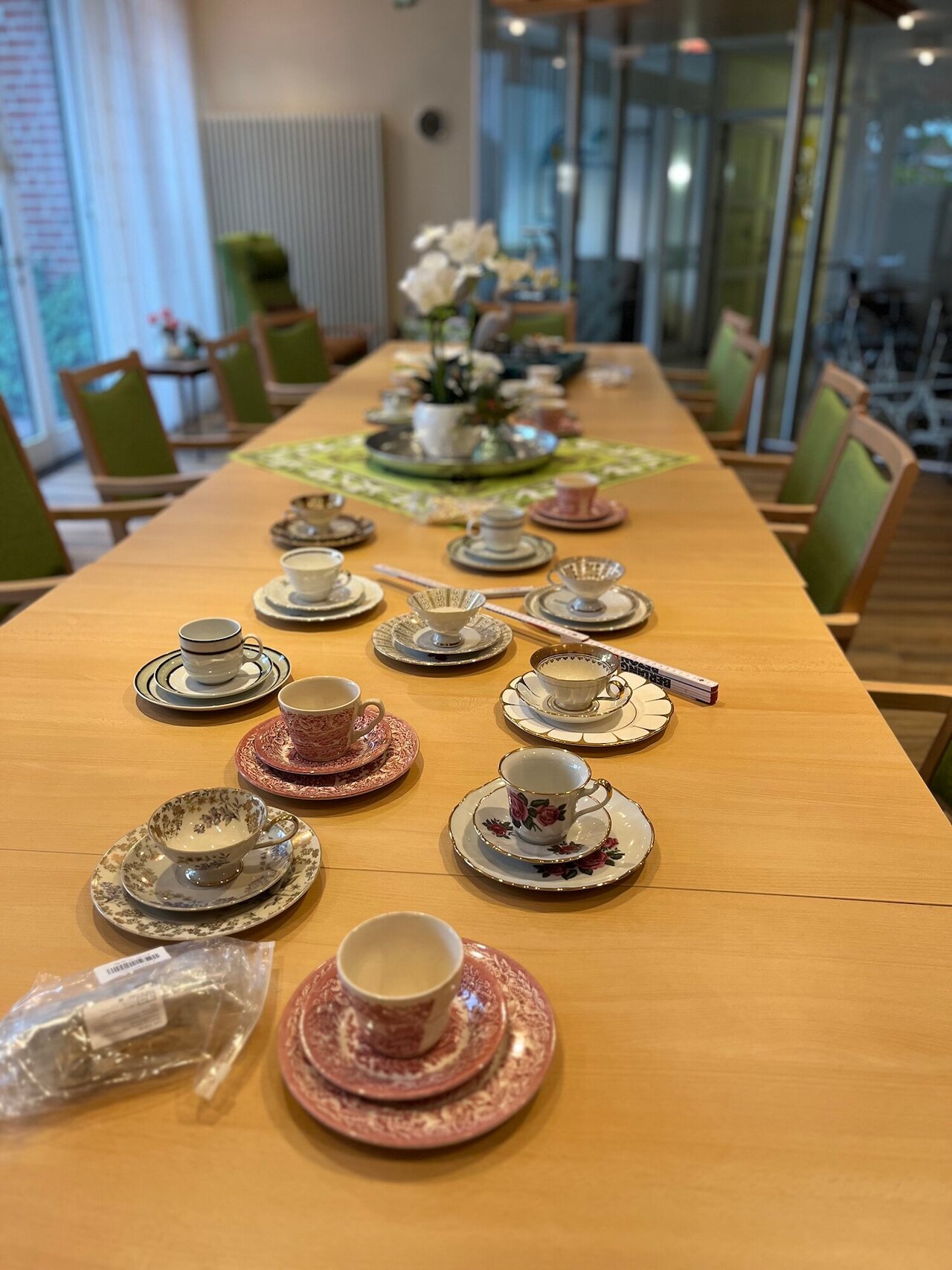 Eine Etagere aus Sammeltassen Image 1