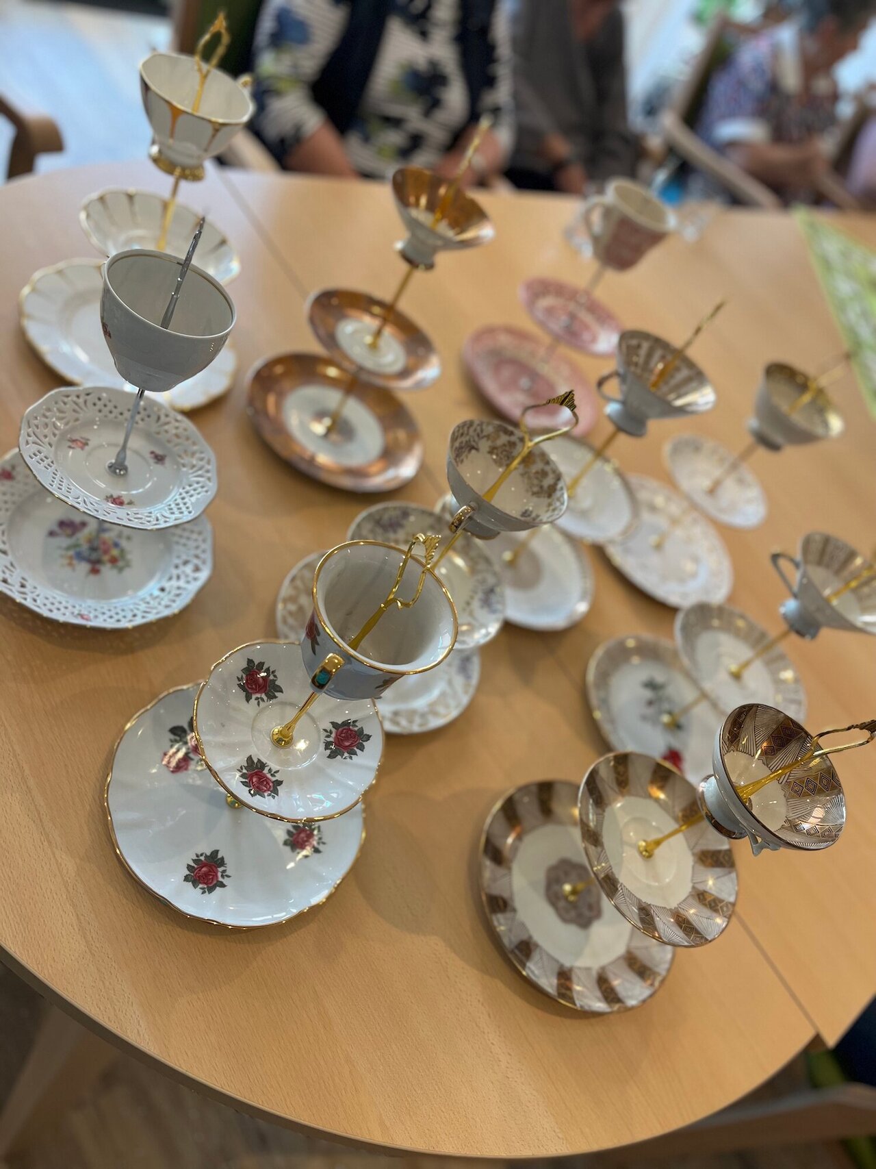 Eine Etagere aus Sammeltassen Image 2